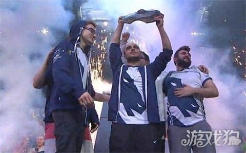 了自己的价 了自己的价